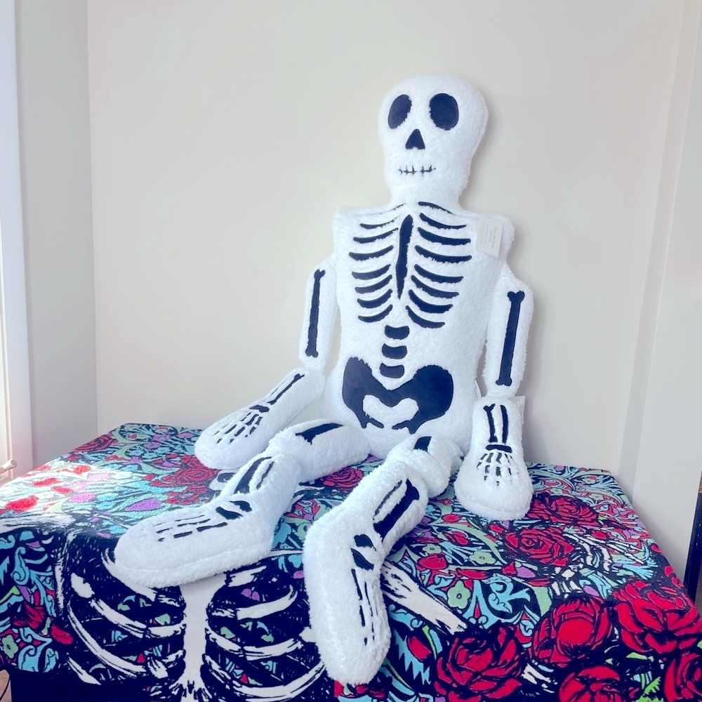 💀Halloween Viral Oversized Lifesized Skeleton Pillow NWT 2024